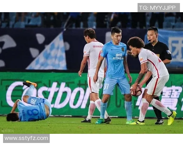 足球明星肘击事件视频曝光引发热议球迷反应不一