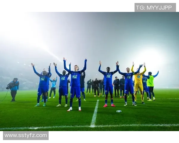 足球明星街头即兴踢球引围观粉丝热情欢呼场面火爆